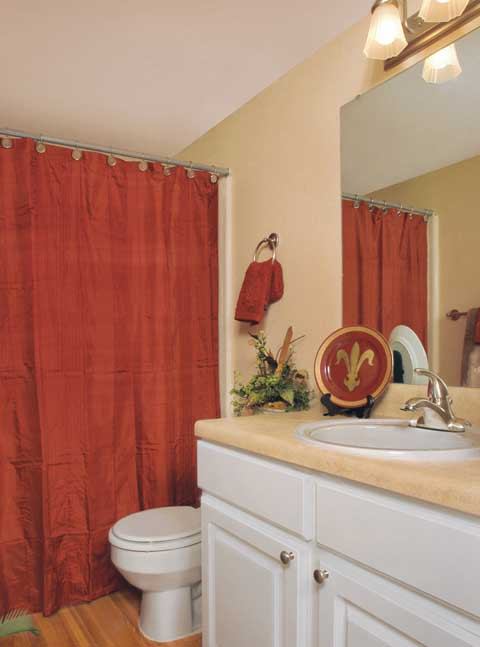 The bathrooms in the 618-unit Lincoln on the Green in Memphis cleaned up beautifully with new vanities, fixtures, and more.