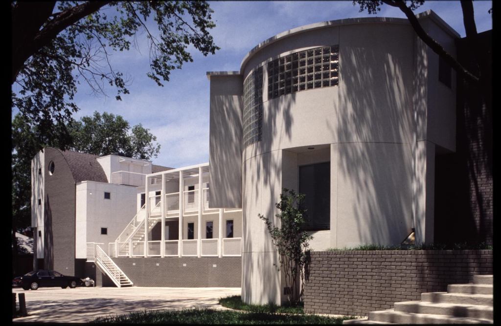 Parkwood Lofts • Location: Dallas • Developer: Parkwood Development • Architect: Ron Wommack • Built: Mid-1950s to 1960s • Renovated: 1990s • Buildings: 12 • Notable: The Parkwood Lofts comprise 12 projects completed between 1991 and 1997. All were existing properties in a two-block area of the Knox-Travis neighborhood that the architect reinterpreted. Originally all named Parkwood Lofts, the projects eventually were given separate names as they Womack were completed. The project shown is Parkwood 5.
