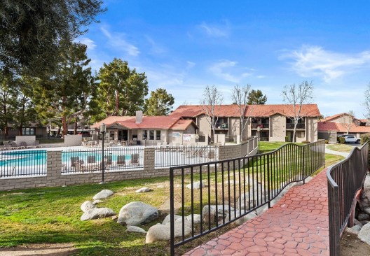 Sunset Ridge provides 800 mixed-income units in Lancaster, Calif.