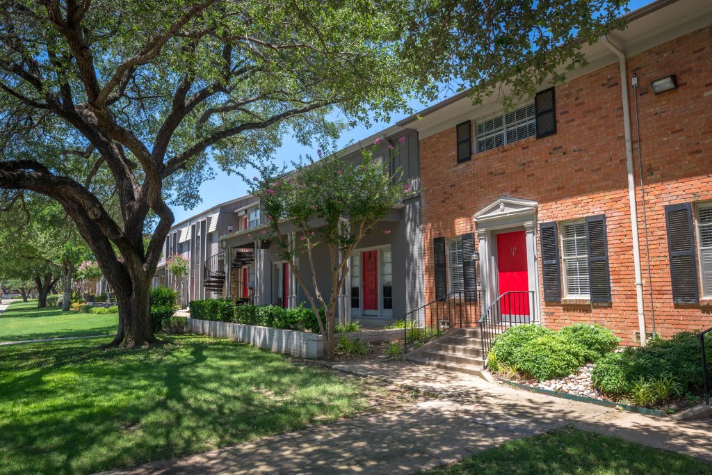 Monticello Crossroads in Fort Worth, Texas, is part of a multifamily portfolio recently acquired by Nitya Capital.