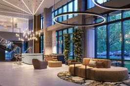 In Chicago, the lobby at Willow Bridge’s newly developed 303-unit Solverre multifamily building is filled with natural light and chic furnishings.