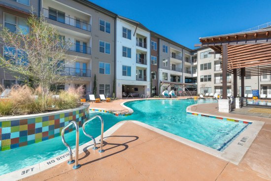 American Landmark acquired the 325-unit Mercantile River District in the Riverbend neighborhood of Fort Worth, Texas, in July 2021. Vacation vibes abound with the community’s high-end amenities package, including a resort-style pool with a one-of-a-kind, expansive lazy river, a waterside fire pit lounge, and an outdoor hibachi grill.