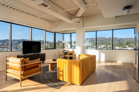Just off the iconic California Route 101, Kasa Sunset Los Angeles provides the comforts and convenience of home, all right on Sunset Boulevard.