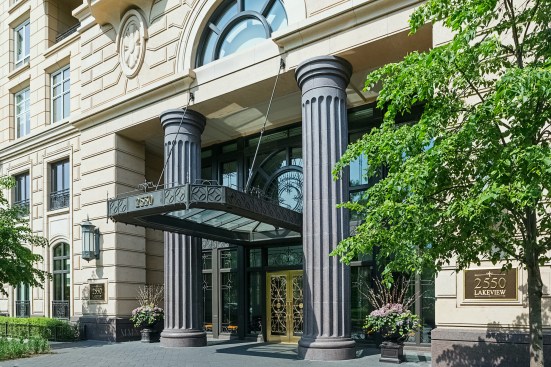 Columns framing the entrance create a recessed "semi-private zone" at Chicago’s Lincoln Park 2550.