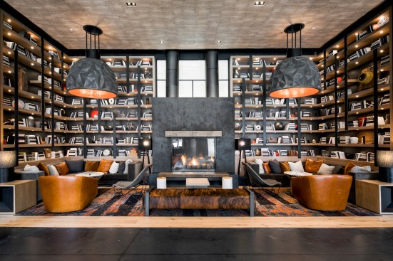 Bookcases in the lobby lounge add a homey feeling and are filled with "real" volumes.