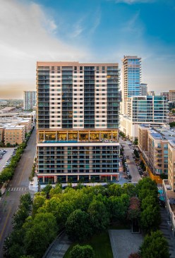 The 23 in Dallas features an 8th floor Amenity Deck that includes a WiFi lounge, catering space and fitness studio. | Courtesy: QuadReal