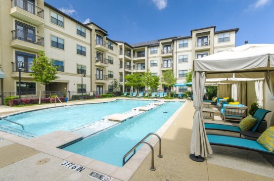 Resort-style pools at Cortland Partners’ 15777 Quorum in Addison, Texas, offer cabanas and lounge areas that mimic tropical hotels and foster socializing among residents.