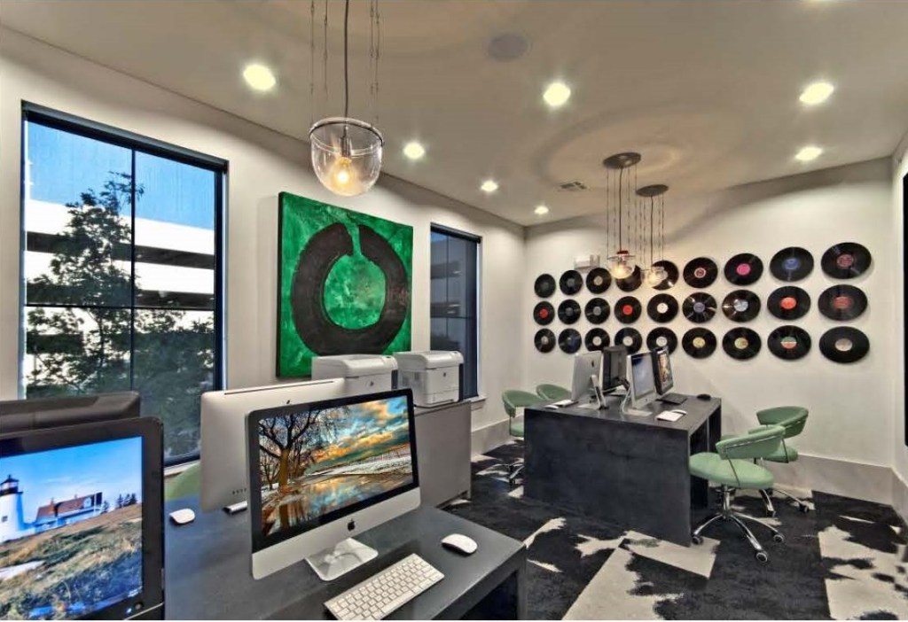 This Mac-equipped study room at U Center at Fry Street in Denton, Texas gives students access to new software. Image courtesy Doug Handel Photography via Humphreys & Partners