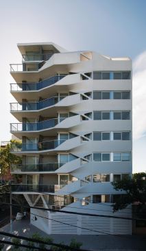  The building’s eye-catching balconies were achieved with a series of diagonal steel-reinforced concrete trusses supporting cantilevers, with on-site formwork by Aserradero Soldini and concrete from local company Tecbeton.