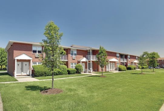 Home Properties’ units are in close-in suburban submarkets of major East Coast ­cities. The New York region, where the 452-unit Southern Meadows (pictured) is located, accounts for 17 percent of the REIT’s portfolio. 