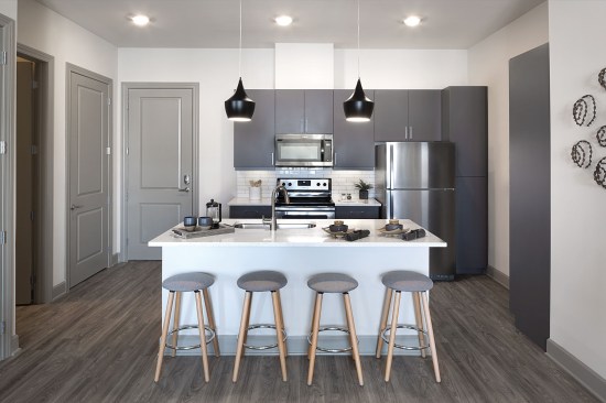 Designer David Hawkins gave the models a neutral palette but used local artists’ works and area furnishings to personalize the spaces. The architects and developer developed an array of floor plans so the buildings wouldn’t have a cookie-cutter feel.